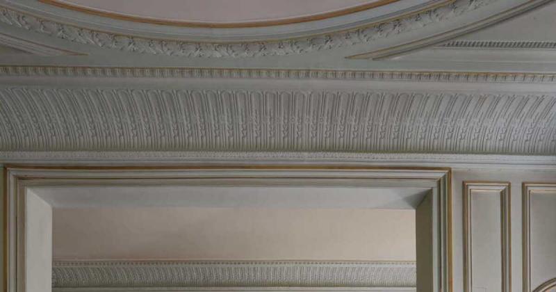 Une élégante copie fauteuil Le Corbusier dans un appartement haussmannien parisien